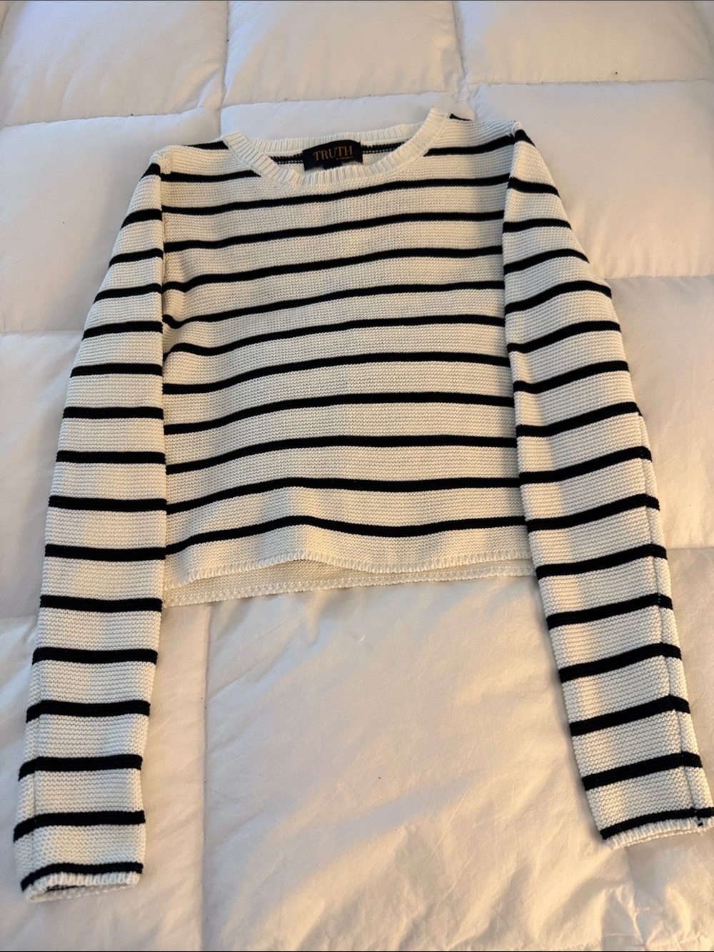 TRUTH Black & White Striped Cropped Sweater med